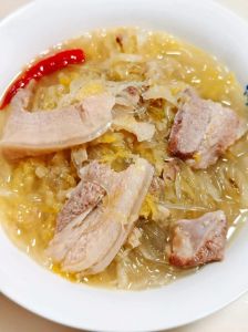 酸菜猪肉炖粉条的家常做法_酸菜猪肉炖粉条，暖心暖胃东北家常菜！