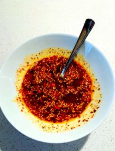 炸辣椒油的正确方法_自制辣椒油，香浓可口，拌面调菜好选择！