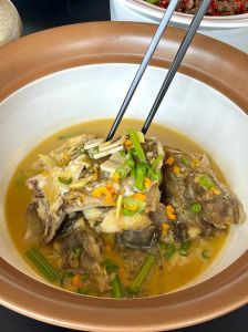 湖北平锅草鱼做法_鲜辣酱汁腌炸技巧