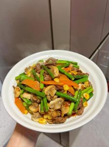 口蘑炒肉的做法_家常口蘑炒肉片，鲜嫩可口！