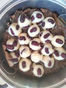 农村婆婆蒸年糕的做法_温水揉粉加红枣，耐心蒸出甜蜜家情