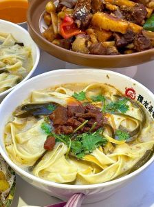 大肉烩面的家常做法_热气腾腾大肉烩面，唤醒味蕾的家常美味！