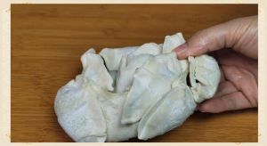 饺子冰冻后，皮太硬了咋办_冰箱饺子冻一块？冷水泡，快速解冻不粘连！