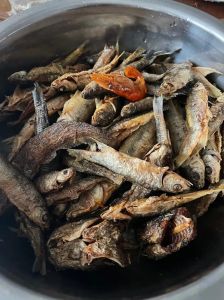 河里小杂鱼最简单做法_香辣红烧小杂鱼，下酒菜绝配！