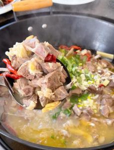 横山羊肉正宗做法_陕北特色美食，汤浓肉香不膻