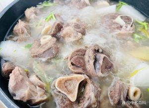 青豆骨头汤的做法窍门_骨头炖汤，冷水下锅撇浮沫，加姜蒜料酒去腥，炖好加盐胡椒提鲜