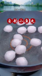 正宗手工鱼丸的做法_烟台手工做鱼丸，送老公的思念家乡味