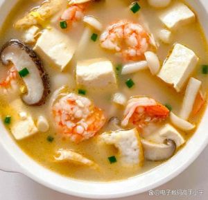 海鲜三鲜汤的做法_鲜美食材，简单煮出鲜滋味