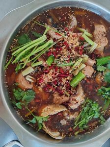 火锅鲤鱼的做法大全家常窍门_家常麻辣火锅鱼，香辣鲜嫩，简单易做！