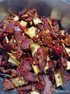 西安腊牛肉的做法最正宗的做法_红曲米盐泡，香料炖烂，晾晒入味
