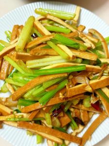 芹菜豆干炒肉的做法_家常芹菜豆干炒肉丝