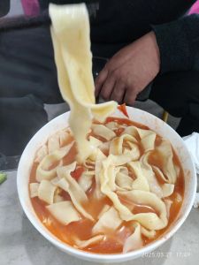 自制板面的简单做法_掌握炸香熬卤调面，商业潜力大
