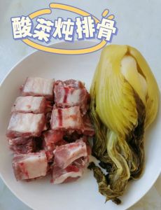 酸菜大骨头家常做法_东北酸菜炒肉香，骨头酥烂汤鲜美！