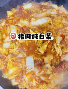 正宗汆白肉家常做法_东北酸菜汆白肉，肥而不腻酸爽开胃！