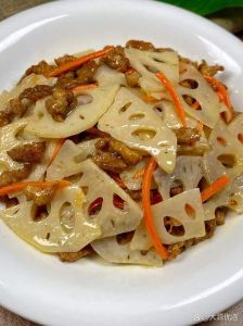 肉炒莲菜要不要焯水_肉炒莲藕，焯水更脆香！