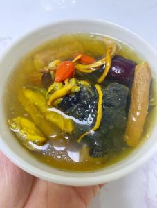 乌鸡跟老母鸡炖汤有没区别_乌鸡汤老母鸡汤做法大不同
