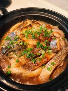 砂锅焖鱼的做法大全_腌煎焖鱼，砂锅鱼头豆腐香