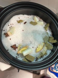 煮鱼需要用盐提前腌制吗_加盐料酒去鱼腥，腌制10-15分钟入味