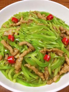 莴笋炒肉的家常做法_莴笋炒肉，脆嫩可口做法