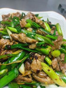 炒菜肉的腌制方法_腌好锁水，火候刚好，肉嫩滑！