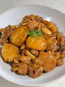 正宗鲍鱼焖鸡做法_鲍鱼刷洗去沙，鸡肉生粉腌外焦里嫩，分煮调酱汁增香