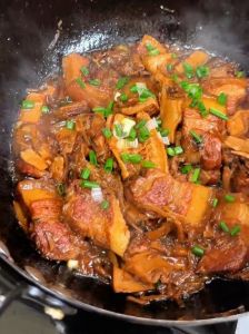 干笋子烧肉的家常做法_耐心泡发+秘制焖煮，宴客硬菜！