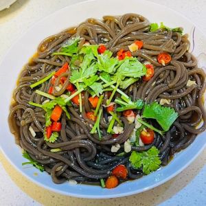 凉拌蕨根粉家常做法_酸辣蕨根粉，爽口解腻低热量！
