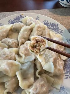 莲菜大肉馅饺子需要煮几分钟_煮饺子8-10分钟，蒸饺子水开10分钟，调馅选好莲菜五花肉