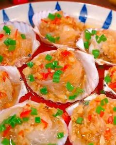 家常蒜蓉粉丝蒸扇贝_蒜蓉粉丝蒸扇贝，鲜美软糯，家常美味！