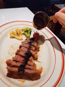 两份牛排七分熟_多汁弹牙，经典黑椒汁搭配