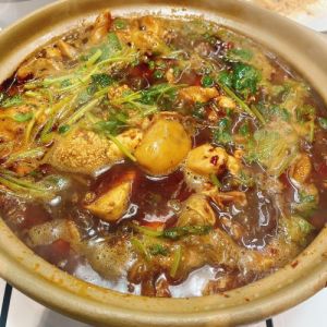 鱼杂煲的家常做法_酸辣鱼杂煲，家常美味，暖心又简单！