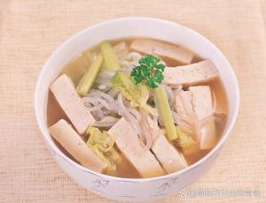 粉条冻的10种家常做法_泡发粉条加盐水，煮后冲冷水加调料，炖冻豆腐加酸菜五花肉香菜胡椒