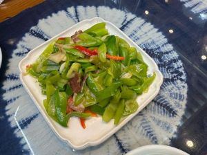 腊肉炒木瓜的家常做法_温水泡煮加姜片，搭配蔬菜或木瓜更美味！