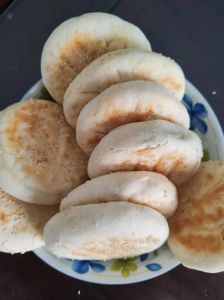 白糖火烧的家常做法_面粉鸡蛋糖松软面，红糖馅烙成糖火烧