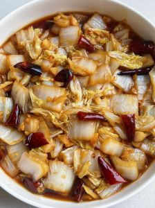 白菜腌酸菜做法_白菜晒干烫杀，分层加盐压实，阴凉发酵两周