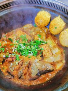 不用腌制的铁锅炖鱼贴饼子一锅出_铸铁锅炖鱼贴饼子，鲜美暖胃的家常菜！