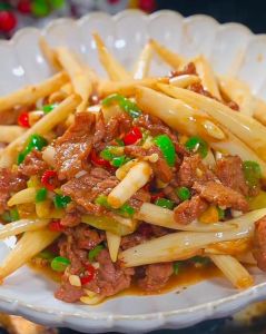 藕尖炒牛肉的做法_藕尖炒牛肉，脆嫩可口的家常美味