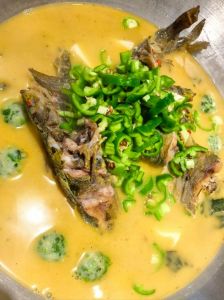 杂鱼一锅鲜的做法大全_煎鱼焖煮配鱼冻，鲜美家常暖胃香