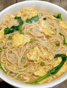 煮蛋花面的简单做法_提香鸡蛋面，暖心糖水蛋，汤面灵魂与搭配