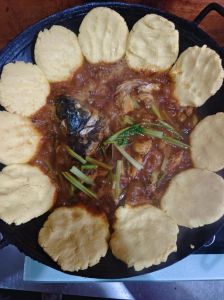炖鱼锅贴的做法大全_鲜美鱼肉配香脆饼，家常美味！