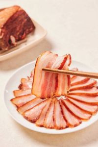 四川腌猪肉的腌制方法_四川湿冷腌腊肉，肥瘦相间香料香，风干半月味道佳