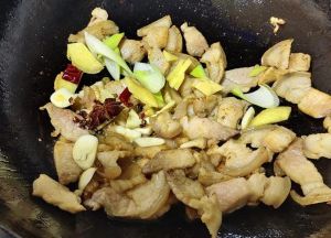 猪肉煮萝卜干的做法_萝卜干烧五花肉，咸香解腻家常菜