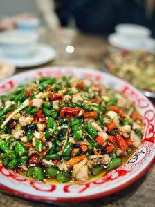 仔姜兔子肉家常做法_腌兔肉加植物锁水，青红椒姜炒制，鲜辣嫩滑