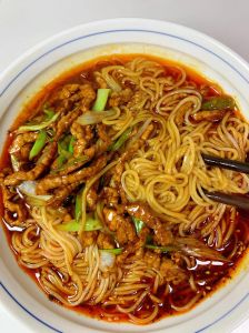 肉丝焖面的家常做法_家常肉丝焖面，简单美味，快试试！