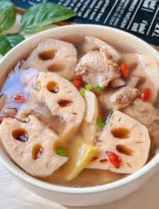藕片炖排骨，藕片要不要焯水_粉藕炖排骨，焯水可选，慢炖更香