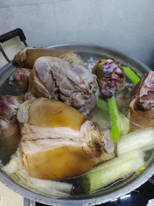 压肘子肘花的做法_选对肘子，耐心慢炖入味