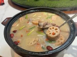 沙锅炖莲藕炖得熟吗_冷水下锅小火慢炖，出锅前加盐防变黑