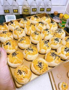公司前台日常生活趣事揭秘：蛋黄酥美食文化与创意小吃的独特融合体验