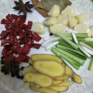 炖猪大骨头放哪些调料_清炖去腥提鲜，酱炖浓郁收汁，大骨炖煮小窍门