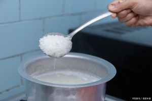 米饭煮熟了保温会吸水吗_电饭煲保温饭别放太久，小心细菌！